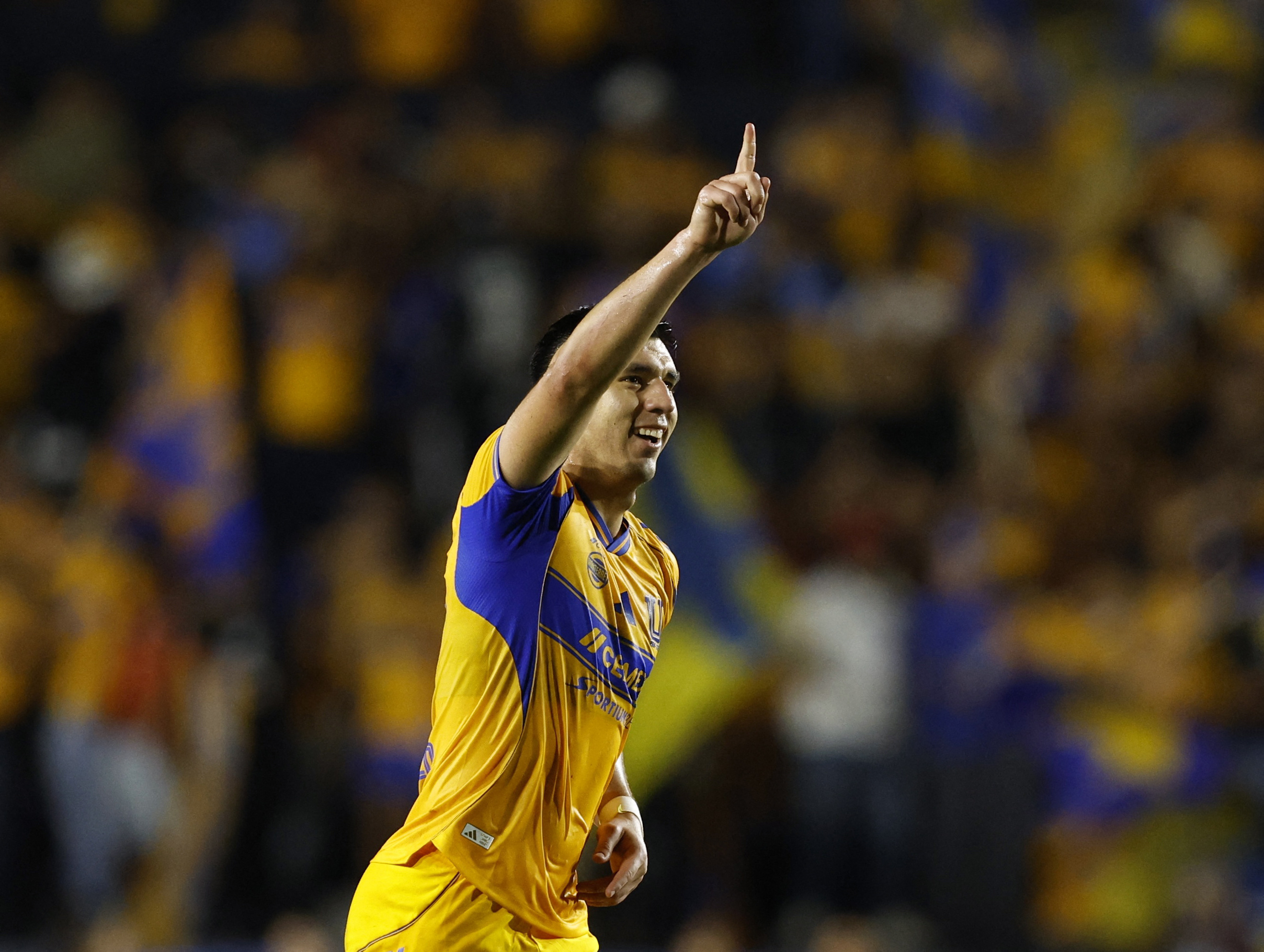 Jesús Angulo, jugador de Tigres, celebra un gol en un partido de Liga MX